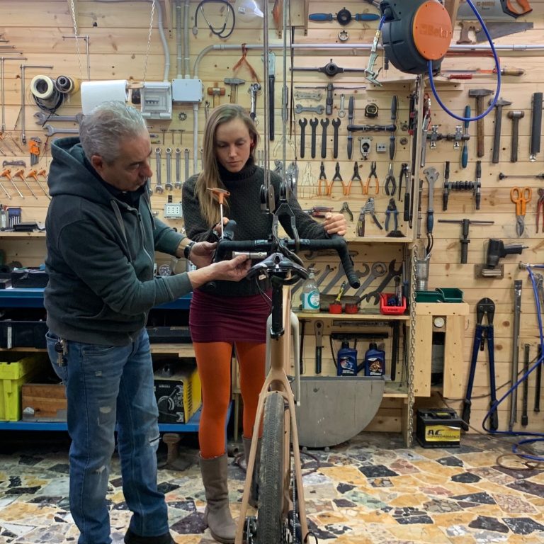 Mauro e Sophie stanno lavorando su una bici nell'officina